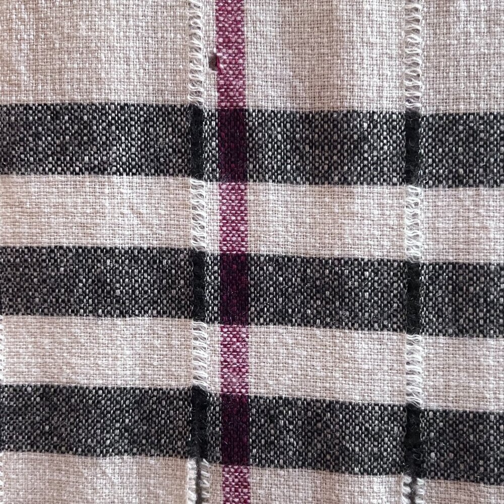 Elegant Burberry Check 100% Cashmere Scarf – Timeless Style - Picture 7 of 13